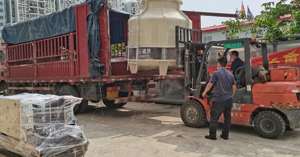 冷水機(jī)配套的水箱在裝車